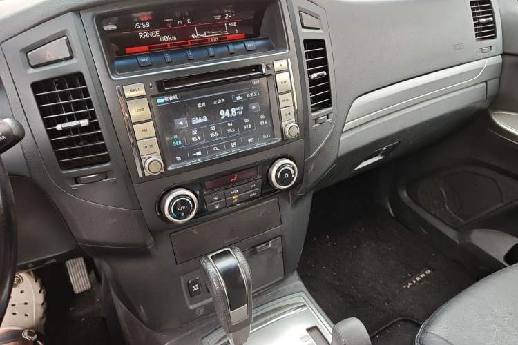 Used Mitsubishi Pajero 2014 3.0L Elite Upgrade Edition Audio And AC Panel
