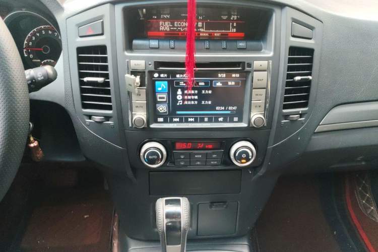 Used Mitsubishi Pajero 2014 3.0L Elite Edition Audio And AC Panel