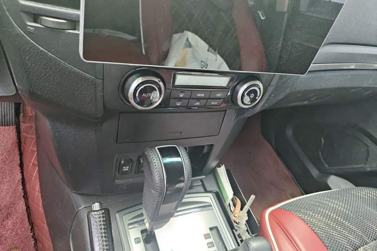 Used Mitsubishi Pajero 2014 3.0L Elite Upgrade Edition Audio And AC Panel