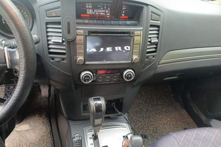 Used Mitsubishi Pajero 2014 3.0L Luxury Edition Audio And AC Panel