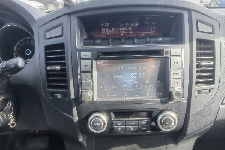 Used Mitsubishi Pajero 2014 3.0L Elite Upgrade Edition Audio And AC Panel