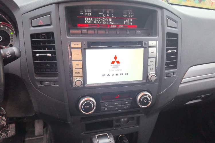 Used Mitsubishi Pajero 2014 3.0L Elite Upgrade Edition Audio And AC Panel