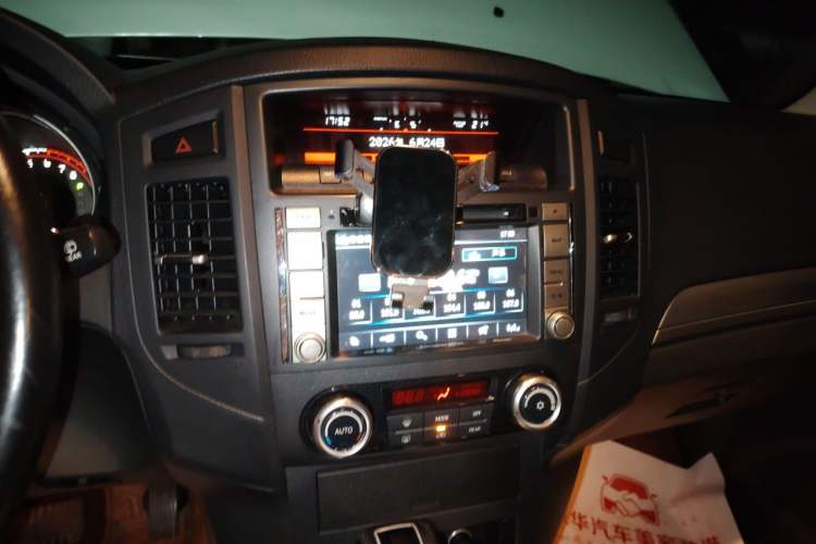 Used Mitsubishi Pajero 2014 3.0L Elite Upgrade Edition Audio And AC Panel