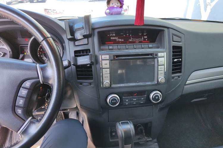 Used Mitsubishi Pajero 2014 3.0L Elite Upgrade Edition Audio And AC Panel