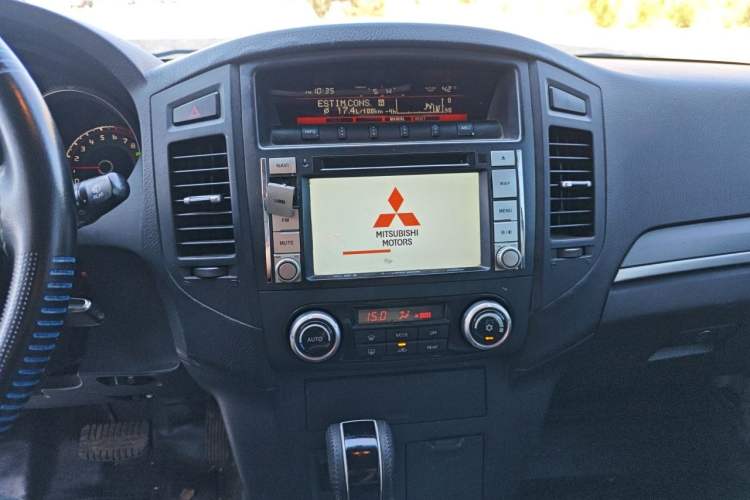 Used Mitsubishi Pajero 2014 3.0L Luxury Edition Audio And AC Panel