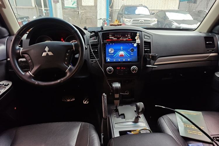 Used Mitsubishi Pajero 2014 3.0L Elite Upgrade Edition Center Console
