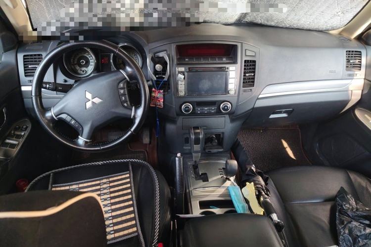 Used Mitsubishi Pajero 2014 3.0L Luxury Edition Center Console