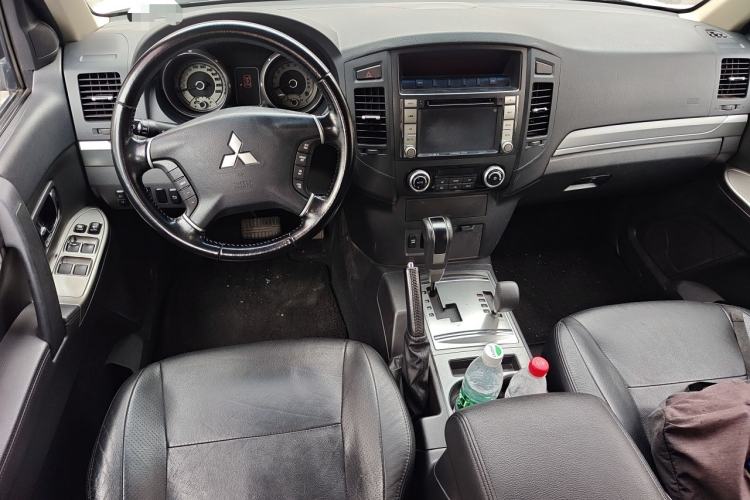 Used Mitsubishi Pajero 2014 3.0L Elite Upgrade Edition Center Console