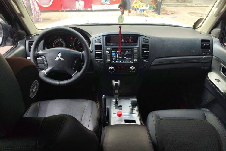 Used Mitsubishi Pajero 2014 3.0L Elite Edition Center Console