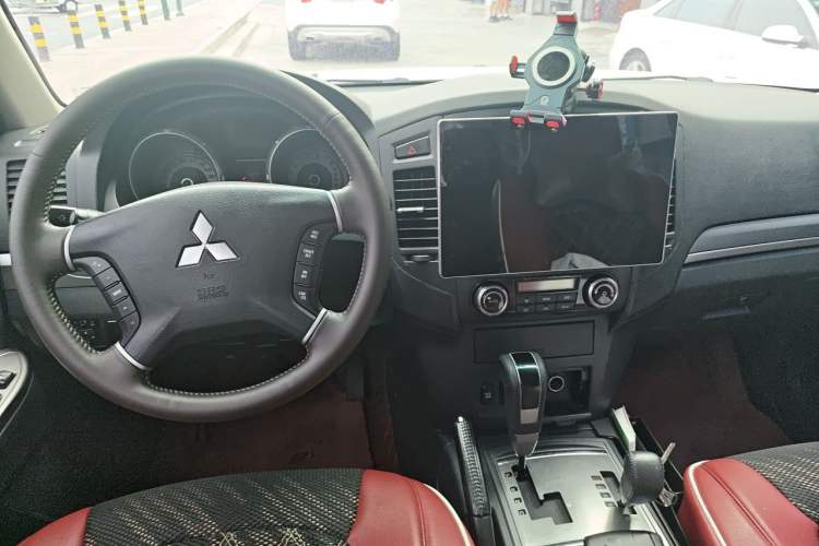 Used Mitsubishi Pajero 2014 3.0L Elite Upgrade Edition Center Console