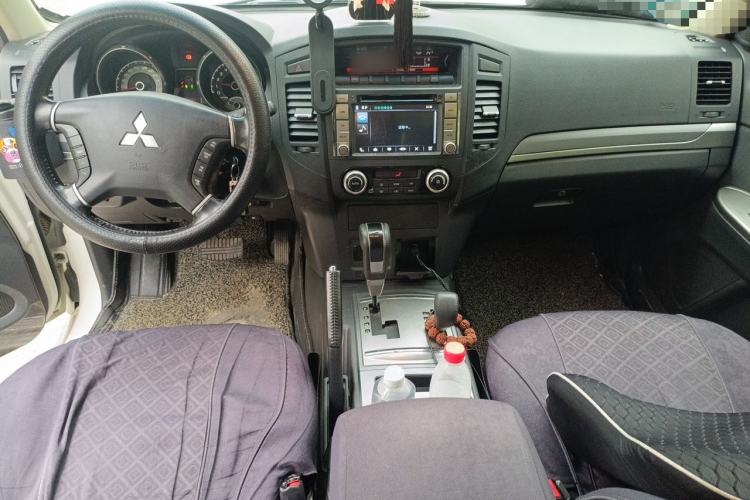 Used Mitsubishi Pajero 2014 3.0L Luxury Edition Center Console