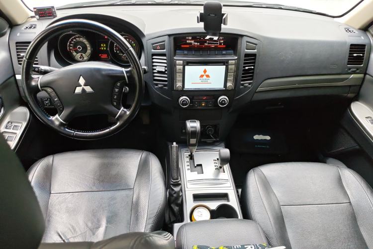 Used Mitsubishi Pajero 2014 3.0L Elite Upgrade Edition Center Console