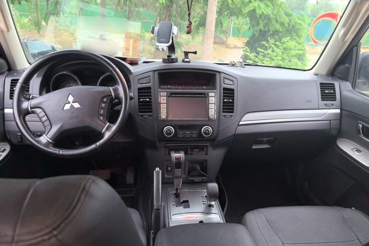 Used Mitsubishi Pajero 2014 3.0L Elite Upgrade Edition Center Console