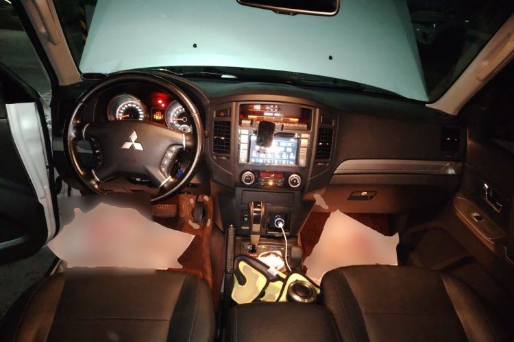 Used Mitsubishi Pajero 2014 3.0L Elite Upgrade Edition Center Console