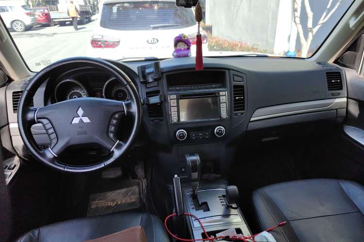 Used Mitsubishi Pajero 2014 3.0L Elite Upgrade Edition Center Console