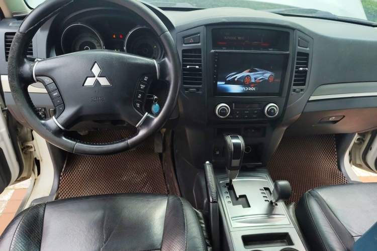 Used Mitsubishi Pajero 2014 3.0L Elite Upgrade Edition Center Console