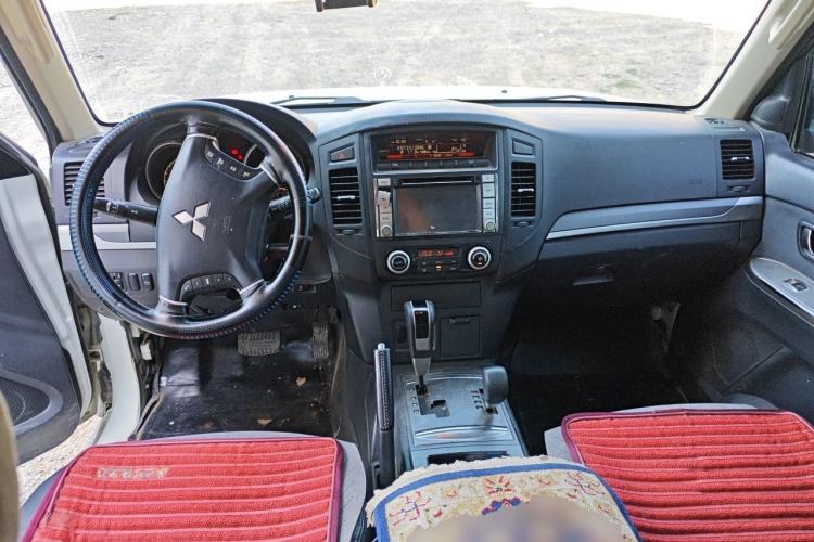 Used Mitsubishi Pajero 2014 3.0L Luxury Edition Center Console