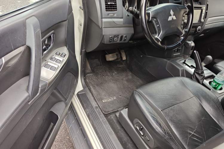 Used Mitsubishi Pajero 2014 3.0L Elite Upgrade Edition Driver Seat