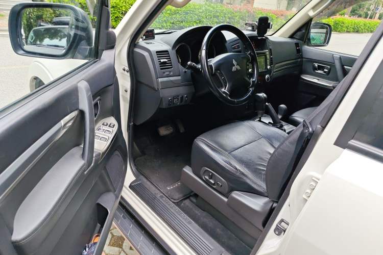 Used Mitsubishi Pajero 2014 3.0L Elite Upgrade Edition Driver Seat