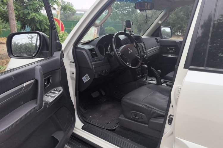 Used Mitsubishi Pajero 2014 3.0L Elite Upgrade Edition Driver Seat