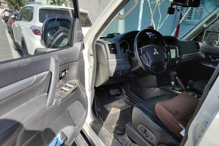 Used Mitsubishi Pajero 2014 3.0L Elite Upgrade Edition Driver Seat