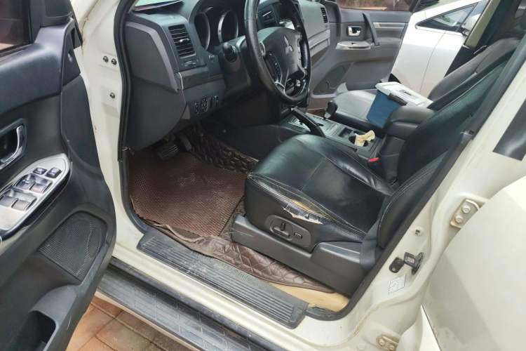 Used Mitsubishi Pajero 2014 3.0L Elite Upgrade Edition Driver Seat