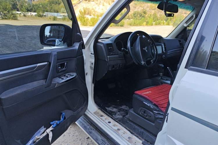Used Mitsubishi Pajero 2014 3.0L Luxury Edition Driver Seat