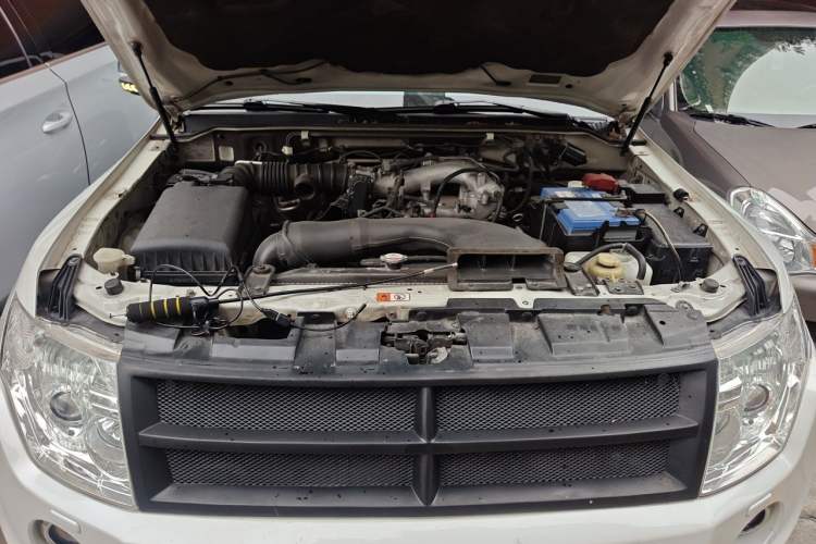 Used Mitsubishi Pajero 2014 3.0L Elite Upgrade Edition Engine Bay