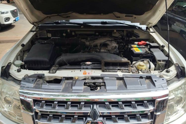 Used Mitsubishi Pajero 2014 3.0L Elite Edition Engine Bay