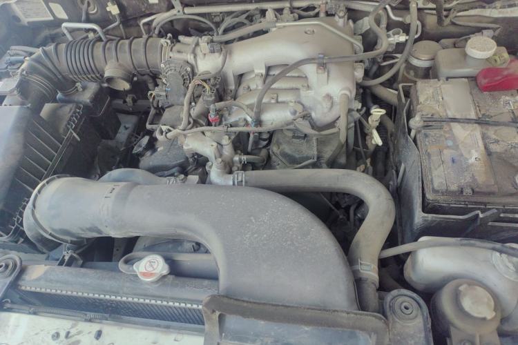Used Mitsubishi Pajero 2014 3.0L Elite Upgrade Edition Engine Bay