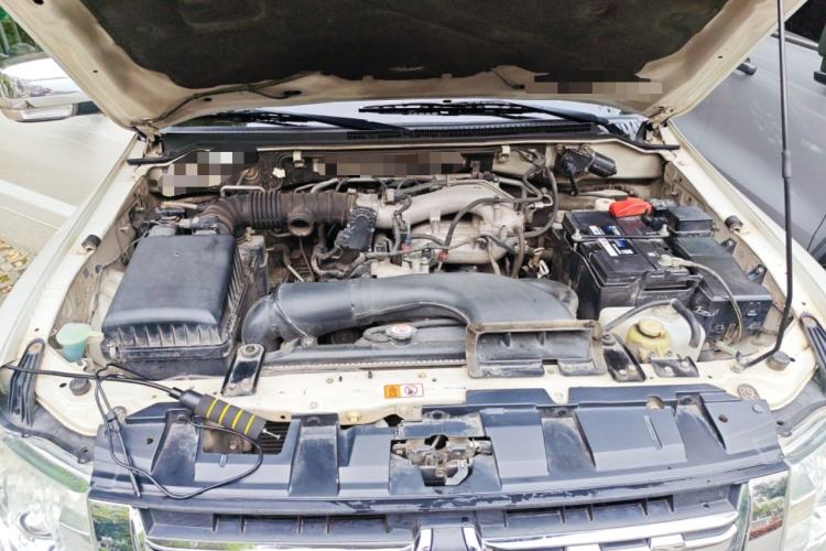 Used Mitsubishi Pajero 2014 3.0L Elite Upgrade Edition Engine Bay