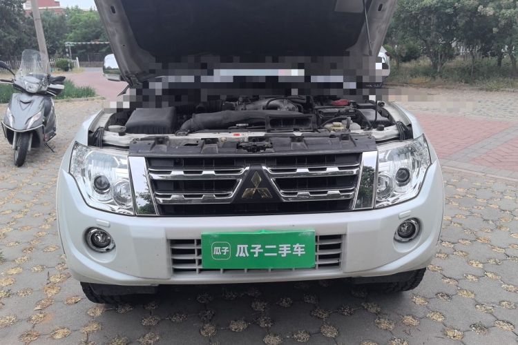 Used Mitsubishi Pajero 2014 3.0L Elite Upgrade Edition Engine Bay