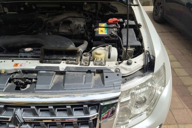 Used Mitsubishi Pajero 2014 3.0L Elite Edition Engine Bay Left