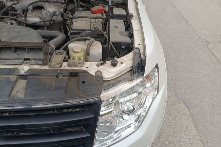 Used Mitsubishi Pajero 2014 3.0L Luxury Edition Engine Bay Left