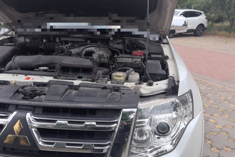 Used Mitsubishi Pajero 2014 3.0L Elite Upgrade Edition Engine Bay Left