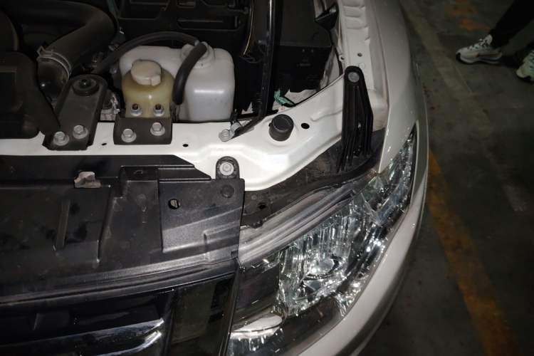 Used Mitsubishi Pajero 2014 3.0L Elite Upgrade Edition Engine Bay Left