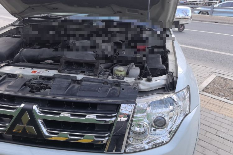 Used Mitsubishi Pajero 2014 3.0L Elite Upgrade Edition Engine Bay Left