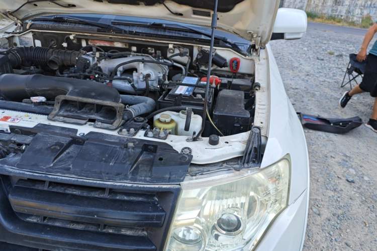 Used Mitsubishi Pajero 2014 3.0L Luxury Edition Engine Bay Left