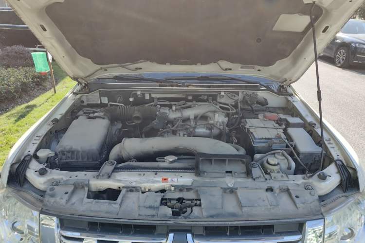 Used Mitsubishi Pajero 2014 3.0L Elite Upgrade Edition Engine Bay
