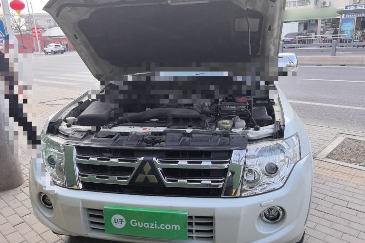 Used Mitsubishi Pajero 2014 3.0L Elite Upgrade Edition Engine Bay