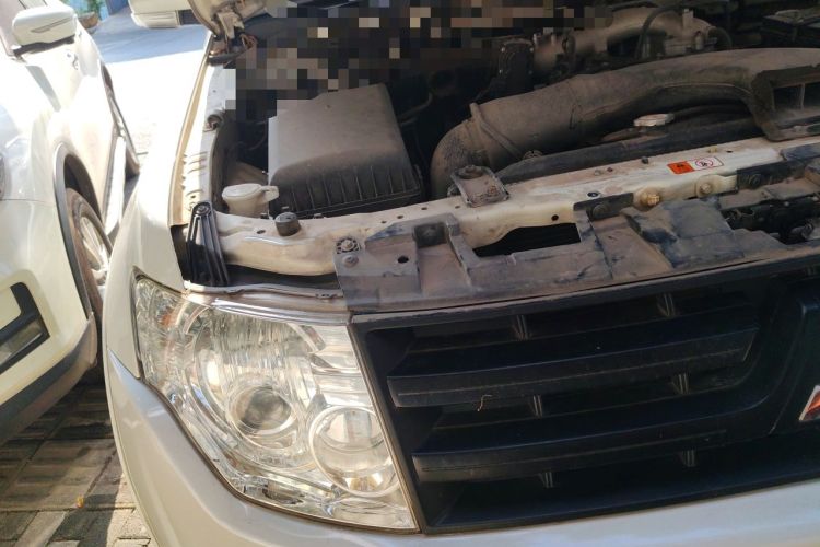 Used Mitsubishi Pajero 2014 3.0L Luxury Edition Engine Bay Right