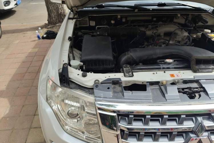 Used Mitsubishi Pajero 2014 3.0L Elite Edition Engine Bay Right
