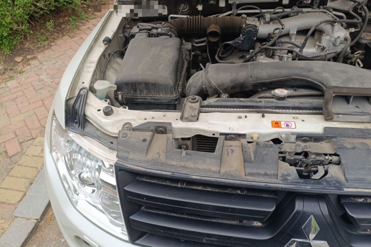 Used Mitsubishi Pajero 2014 3.0L Luxury Edition Engine Bay Right