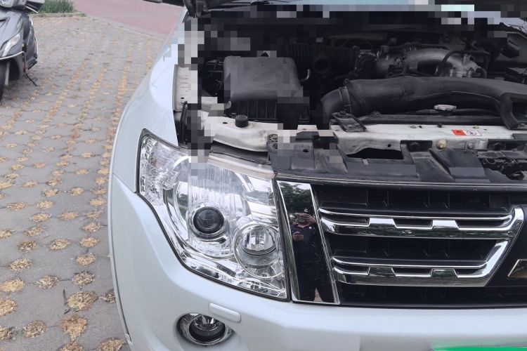 Used Mitsubishi Pajero 2014 3.0L Elite Upgrade Edition Engine Bay Right