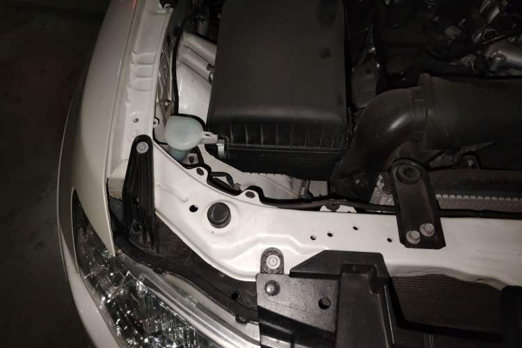 Used Mitsubishi Pajero 2014 3.0L Elite Upgrade Edition Engine Bay Right