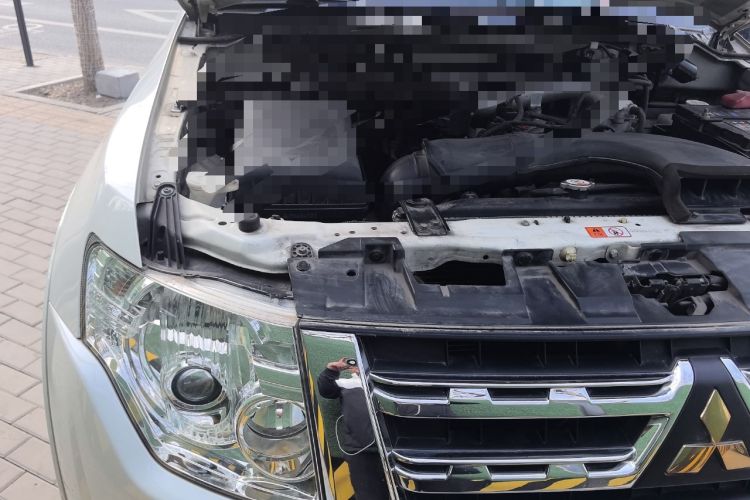 Used Mitsubishi Pajero 2014 3.0L Elite Upgrade Edition Engine Bay Right