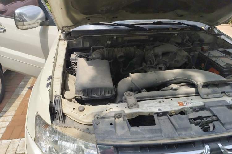 Used Mitsubishi Pajero 2014 3.0L Elite Upgrade Edition Engine Bay Right