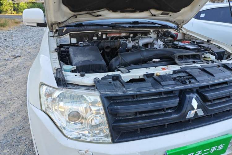 Used Mitsubishi Pajero 2014 3.0L Luxury Edition Engine Bay Right