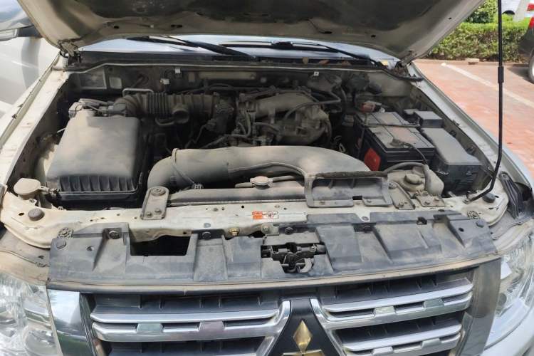 Used Mitsubishi Pajero 2014 3.0L Elite Upgrade Edition Engine Bay