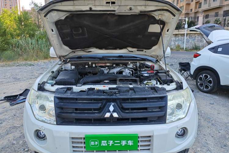 Used Mitsubishi Pajero 2014 3.0L Luxury Edition Engine Bay